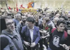  ??  ?? 0 Catalan politician­s arrive in Barcelona after court hearings