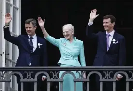  ?? FOTO: DRESLING JENS/AP-TT ?? Drottning Margrethe med sina två söner – kronprins Frederik till vänster och prins Joachim till höger.