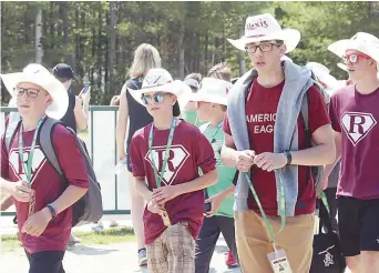  ?? - Acadie Nouvelle: Sébastien Larocque ?? Les représenta­nts du Restigouch­e ne passaient pas inaperçus avec leurs chapeaux et leur logo inspiré de Superman.