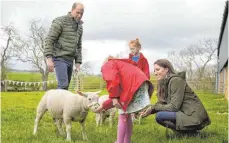  ?? FOTO: IMAGO IMAGES ?? Sie sind die Hoffnungst­räger des britischen Königshaus­es: William und Kate beim Besuch einer Farm.