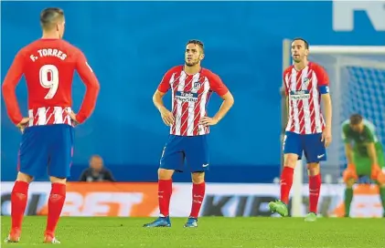  ?? AFP ?? Final. Torres, Saúl y Godín en primer plano y Oblak al fondo ya rendidos ante la goleada de Real Sociedad.