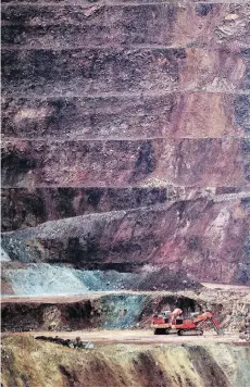  ?? PEDRO PARDO/AFP/GETTY IMAGES FILES ?? Goldcorp’s gold mine is shown in Carrizalil­lo, Mexico. Goldcorp says it expects to see more partnershi­ps, and it will focus on both ramping up production and cutting costs by 20 per cent over the next five years.