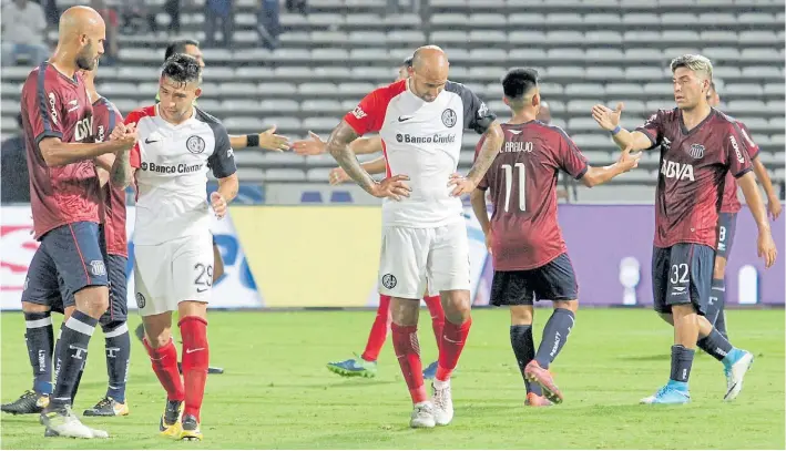  ?? DANIEL CACERES ?? Las dos caras del deporte. Quintana saluda a Salazar, mientras Mercier es puro lamento y Araujo y Torres celebran el triunfo de Talleres, que quiere ir a la Libertador­es.