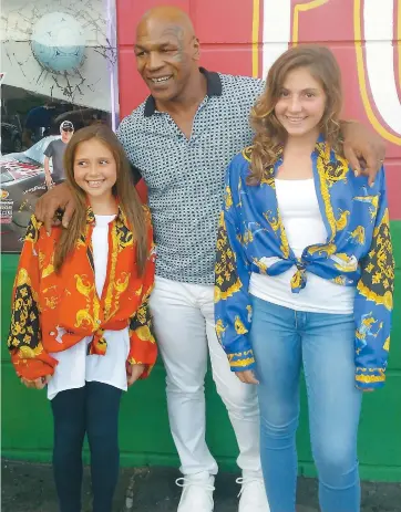  ??  ?? Versace Gatti (droite) et sa petite soeur Gianni posent en compagnie de l’ancien champion de boxe Mike Tyson.