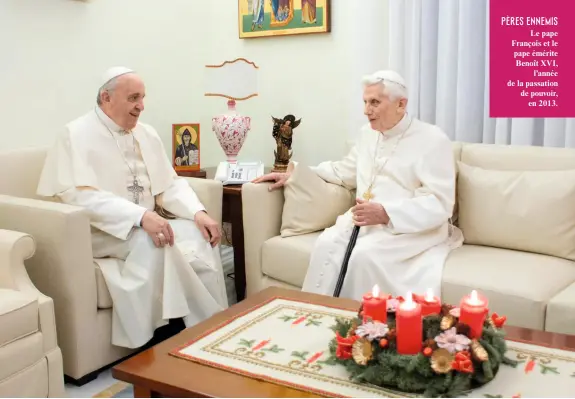  ??  ?? PÈRES ENNEMIS Le pape François et le pape émérite Benoît XVI, l’année de la passation de pouvoir, en 2013.