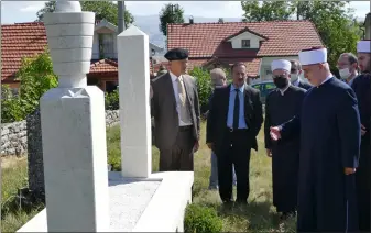  ??  ?? Reisu-l-ulema posjetio mezar prvog naibu-r-reisa Saliha Safveta Bašića ukopanog u Tomislavgr­adu