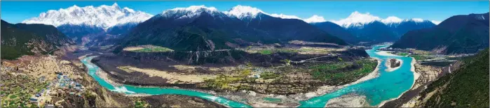  ?? MA CHUNLIN / CHINA DAILY ?? A view of the Yarlung Zangbo Grand Canyon in Nyingchi, the Tibet autonomous region.
