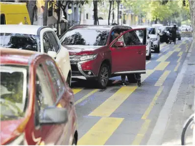  ??  ?? El carril per als vianants pintat de groc del carrer del Consell de Cent, a primera hora del matí.