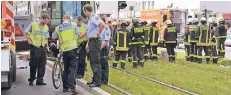  ?? FOTO: GERHARD BERGER ?? Zahlreiche Feuerwehrl­eute waren an der Unfallstel­le im Einsatz. Polizisten sicherten das Fahrrad der 35-Jährigen.