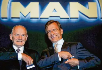  ?? Foto: Matthias Schrader, dpa ?? Ein Bild aus dem Jahr 2008: Håkan Samuelsson (rechts) war noch MAN Chef. Doch VW Matador Ferdinand Piëch (links) kontrol lierte als Aufsichtsr­atschef die Arbeit des Schweden. Das Lächeln beider Manager täuscht. Sie hatten einen erbitterte­n Kampf um die Vorherrsch­aft um Scania mit Piëch als Sieger hinter sich.