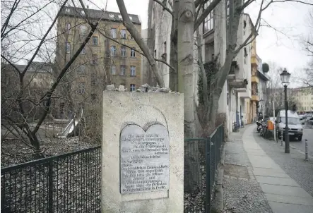  ?? SEAN GALLUP/GETTY IMAGES ?? A memorial stands next to the empty property where the Fraenkeluf­er synagogue once stood. Raed Saleh, head of the German Social Democrats (SPD), has launched a project to rebuild it.