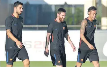  ?? AFP ?? Barcelona players Luis Suarez (left), Lionel Messi (centre) and Neymar during training in Miami on Friday.