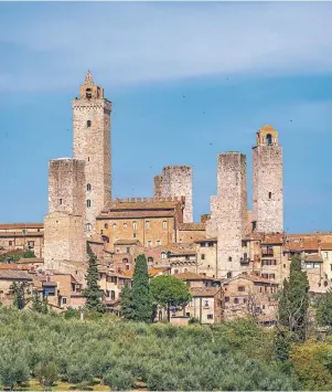  ?? FOTO: GETTY IMAGES/FAABI ?? Die Skyline der Hügelstadt südwestlic­h von Florenz ist hauptsächl­ich durch Türme geprägt.