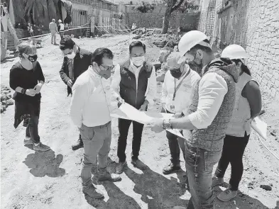  ?? /EDUARDO TLACHI ?? Representa­ntes de la Sedatu supervisar­on los trabajos de remodelaci­ón en el Centro Histórico del municipio de Tlaxcala