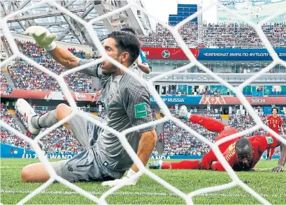  ?? ADRIAN DENNIS/AFP/GETTY IMAGES ?? Romelu Lukaku, right, scores for Belgium against Panama goalkeeper Jaime Penedo during a Group G match in Sochi on Monday.