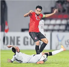  ??  ?? Muang Thong’s Teerasil Dangda in action against Kawasaki Frontale.