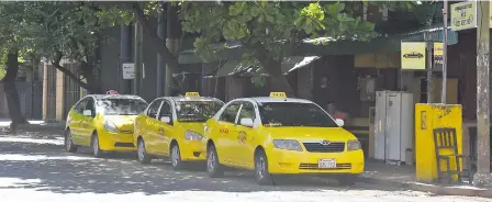 ??  ?? Ayer había taxis en la parada ubicada en Colón y Oliva, como también en el sector de las cuatro plazas céntricas.