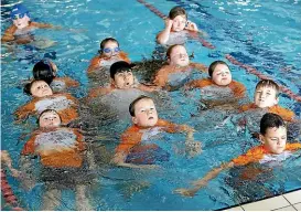  ?? ANDY JACKSON/STUFF ?? Bell Block Primary School pupils learn some water safety lessons at the Todd Energy Aquatic Centre.