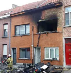  ?? FOTO THEO DERKINDERE­N ?? De poetsvrouw stak de woning van haar werkgever in de Hamerstraa­t in Mechelen in brand om een diefstal te verdoezele­n. Ze had niet verwacht dat het hele huis zou uitbranden.