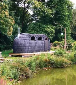  ??  ?? Un adorable sauna dans les bois attend également les amoureux de la nature pour une expérience unique.