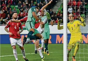 ?? AFP ?? André Silva schiesst das einzige Tor für Favorit Portugal zum Minimalist­ensieg in Ungarn.