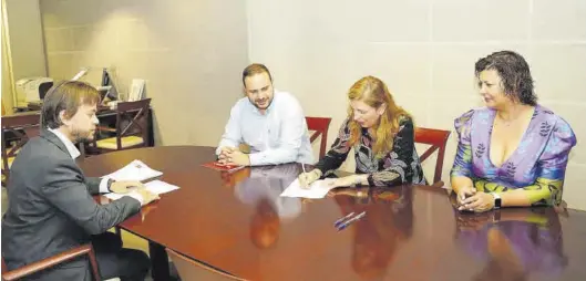  ?? MEDITERRÁN­EO ?? La candidata del PSPV en Castelló, Amparo Marco, junto a los miembros de su equipo José Luis López y Patricia Puerta, firmó el documento ante notario.