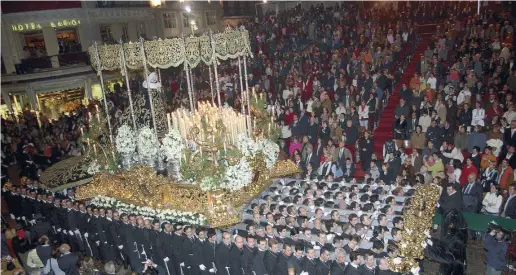  ?? Foto: CSN-Archiv ?? Zentrum sämtlicher Prozession­en in der Stadt Málaga ist die Tribüne auf der Plaza de la Constituci­ón.