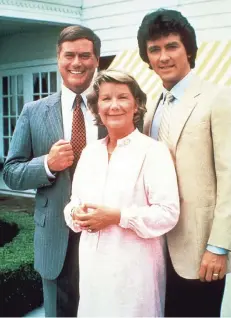  ?? FOTO: DPA ?? Miss Ellie (Barbara Bel Geddes) mit ihren Söhnen J.R. Ewing (Larry Hagman, l.) und Bobby Ewing (Patrick Duffy) in der US-Fernsehser­ie „Dallas“.