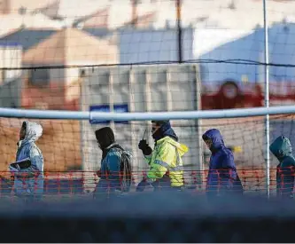  ?? Andres Leighton / AP ?? Esta foto de archivo, del jueves 13 de diciembre de 2018, muestra a unos jóvenes migrantes junto a un guardia en un centro de detención en Tornillo, Texas.