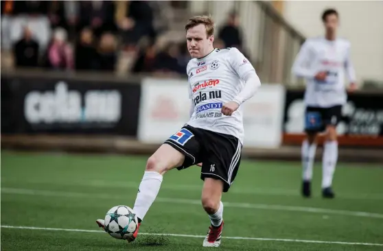  ?? Bild: SEBASTIAN LAMOTTE ?? MÅLSKYTT OCH UTBYTT. Pontus Johansson fick bara vara på planen i 17 minuter i Vänersborg­s FK:S match mot IFK Uddevalla, men hann ändå göra det viktiga kvittering­smålet till 1-1, matchen slutade 3-1 till VFK som är klart för spel i tvåan nästa säsong också.