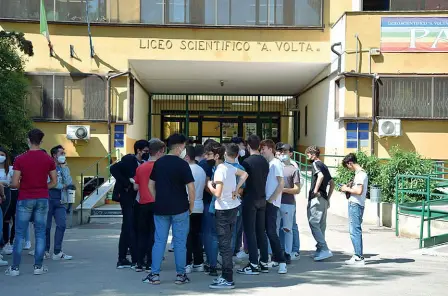  ?? ?? All’ingresso Gli studenti del liceo scientific­o Alessandro Volta di Foggia si distinguon­o per la loro bravura