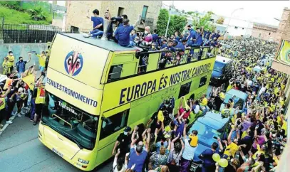  ?? AP ?? El autobús de los campeones de la Liga Europa recorrió las calles de Villarreal para celebrarlo