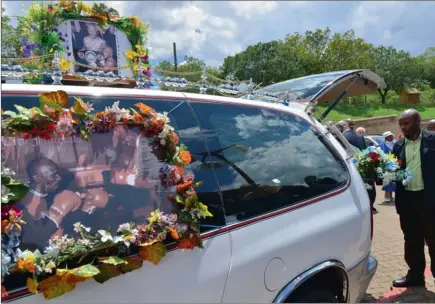  ?? PICTURES: BOXER NGWENYA ?? FINAL JOURNEY: The hearse carrying Jacob ‘Baby Jake’ Matlala’s coffin was draped with flowers and decorated with pictures of the late boxer with Nelson Mandela.