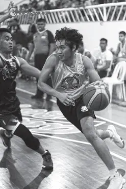  ??  ?? GELLAN Balante of the Mats College of Technology Navigators goes past his defender during their hardcourt tussle next to Agro Industrial Foundation Sailors Monday night. The Navigators won, 98-95 for its 2-0 win-loss card. (Escandor Cup/PCCL photo)