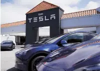  ?? Xinhua-Yonhap ?? A view outside a Tesla store in San Mateo, California, Monday