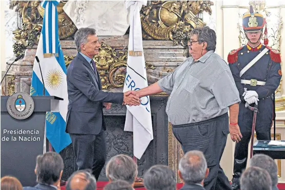  ?? Daniel Dabove/télam ?? Macri, ayer en la Casa Rosada, al saludar al líder de los mecánicos de Smata, Pignanelli