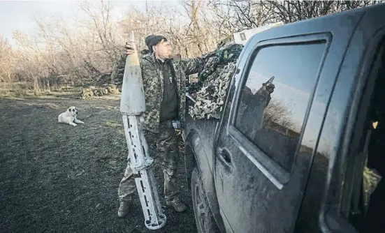  ?? Ch i        h ?? Un soldat ucraïnès retirant ahir les restes d’un projectil rus a la regió de Kherson