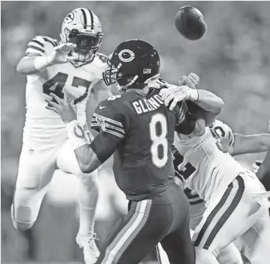  ?? DAN POWERS / USA TODAY NETWORK-WISCONSIN ?? Packers linebacker Clay Matthews sacks Mike Glennon, forcing a fumble by the Bears quarterbac­k. Matthews set the franchise record for sacks on the play.