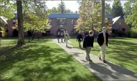  ?? Pittsburgh Post-Gazette ?? Staying strictly on the sidewalks, jacket-and-tie clad Kiski School students walk between classroom buildings during a change of class. The school will begin enrolling girls next fall.