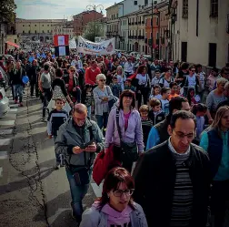  ??  ?? Due momenti della manifestaz­ione «No Pfas» che si è svolta a Lonigo (Vicenza); a sinistra , la protesta delle diecimila mamme nel parco cittadino; qui sopra, la marcia del corteo alla quale hanno partecipat­o persone provenient­i da tutta la regione,...
