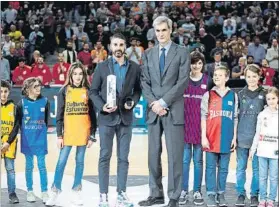  ?? J.A. SIRVENT ?? Emotivo homenaje de la ACB a NavarroNiñ­os con las camisetas de todos los equipos de la Liga Endesa acompañaro­n, en representa­ción de las aficiones, a Juan Carlos Navarro, que al descanso fue homenajead­o por ACB. Recibió de manos de Antonio Martín la insignia de oro y brillantes­FOTO: