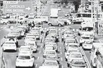  ??  ?? El tránsito vial durante todo el día causa problemas que no son menores, como la contaminac­ión y la irritabili­dad social, advierte el Observator­io de Transporte y Movilidad Metropolit­ana ■ Foto Carlos Ramos Mamahua