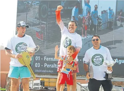  ?? LA VOZ DEL PUEBLO DE TRES ARROYOS ?? El mejor pescador. Pablo Fernández, en el podio. Se ganó una camioneta.