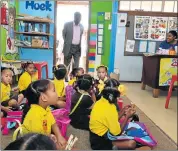  ?? Picture: EUGENE COETZEE ?? FORWARD THINKING: Education MEC Mandla Makupula visited Astra Primary School on overcrowdi­ng