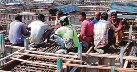  ?? [FOTO HIASAN] ?? Ada kalangan pemaju atau kontraktor berdaftar sendiri mengagihka­n projek diterima mereka kepada warga asing semata-mata mahu mengambil untung ‘atas angin’.