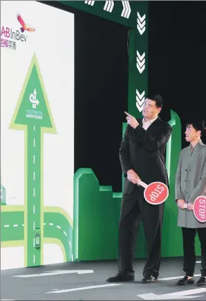  ?? PROVIDED TO CHINA DAILY ?? Yao Ming and Liu Xiang attend the 2015 National Traffic Safety Day award ceremony in Shanghai on Dec 2, 2015.