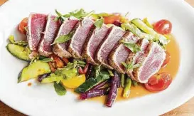  ?? Julie Soefer photos ?? Seared tuna with Thai-style cucumber, tomato and long bean