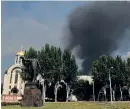  ?? BILD: ALEXEI ALEXANDROV ?? Rök från artilleria­ngripen byggnad i Donetsk, fredag 17 juni.