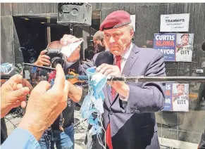  ?? FOTO:
FRANK HERRMANN ?? Curtis Sliwa, ein New Yorker Original und republikan­ischer Bürgermeis­terkandida­t, verbrennt demonstrat­iv Schutzmask­en, um die Rückkehr zur Normalität zu feiern.