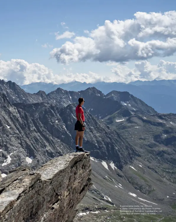  ?? Il panorama della Val Masino e della Valmalenco da Pizzo Scalino (provincia di Sondrio, Lombardia), un centinaio di metri sotto la cima. ??